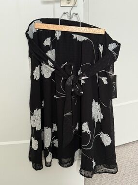NWT Gibsonlook Black Skirt with White Floral
